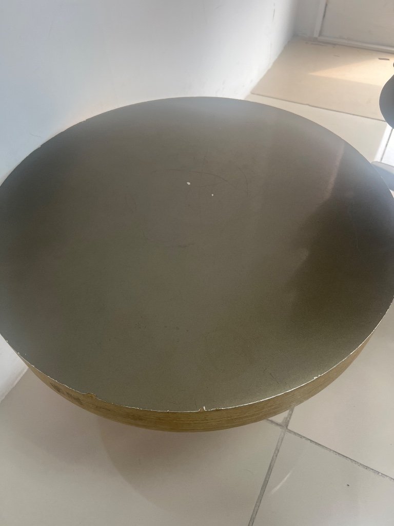 Bàn trà tròn mặt kim loại chân gỗ độc đáo