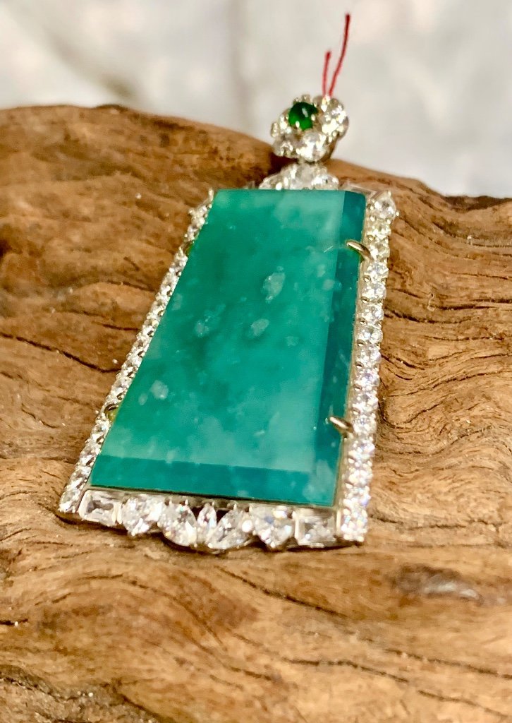 Mặt dây chuyền Vô Sự Bài ngọc phỉ thuý và đá kim cương xanh lục bông tuyết