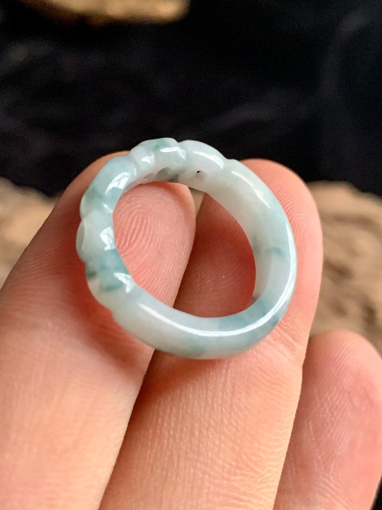 Nhẫn Bạch ngọc trái tim vĩnh cữu, kiểu dáng chạm khắc trái tim xinh xắn.