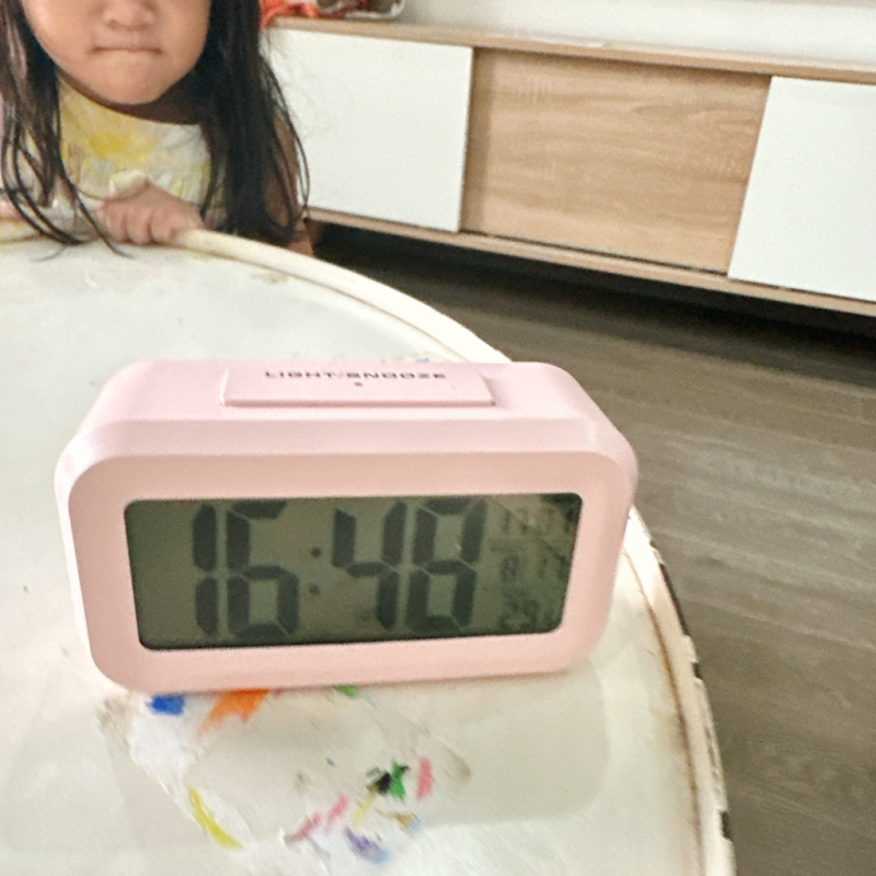 Đồng hồ báo thức điện tử màu hồng xinh xắn