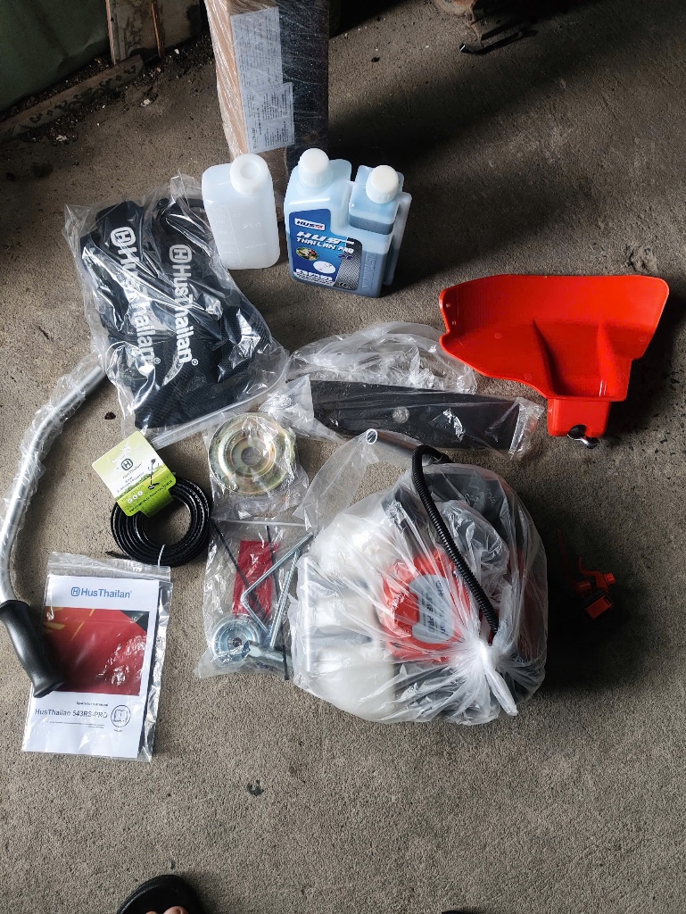 Máy cắt cỏ HUr Thailand 543 còn nguyên hộp, chưa sử dụng.