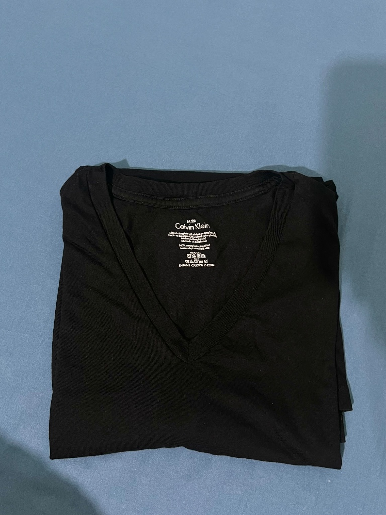 Áo thun Calvin Klein đen cổ tim, size M