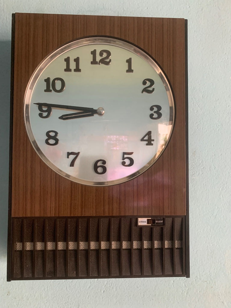 Đồng hồ treo tường cổ điển,