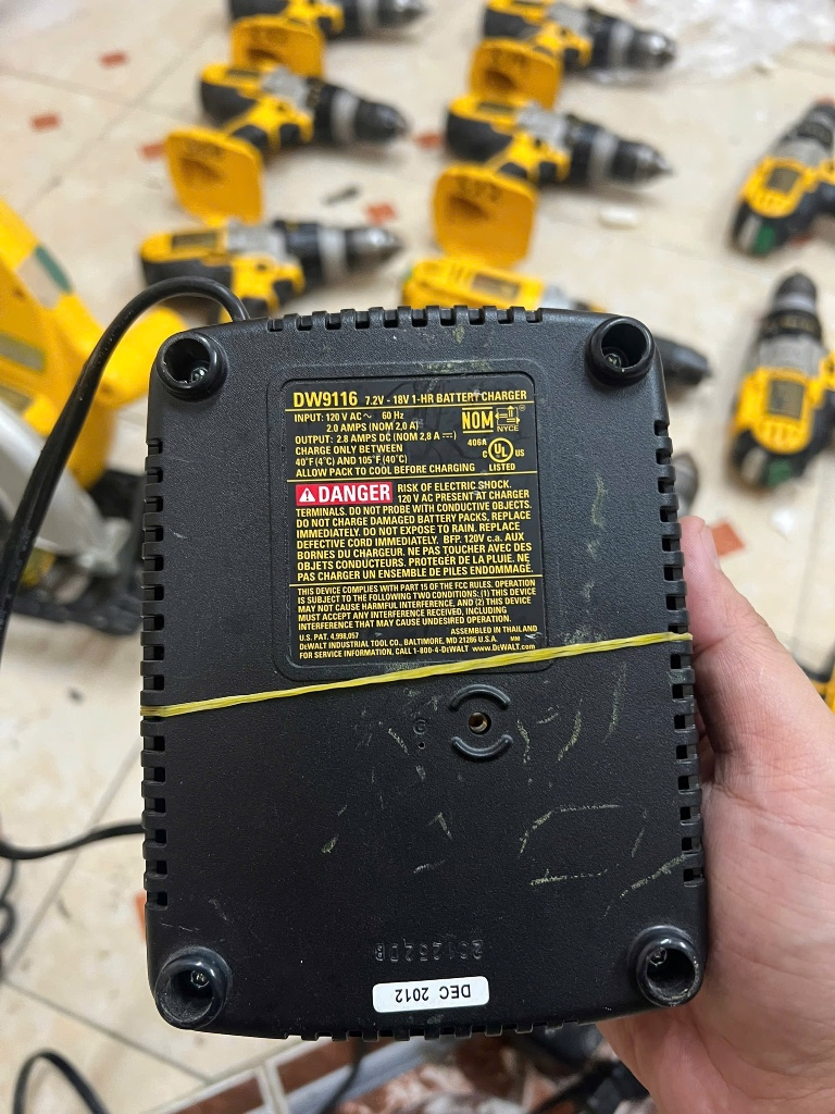 Bán lại bộ dụng cụ Dewalt cũ (Máy khoan, máy cưa, sạc)