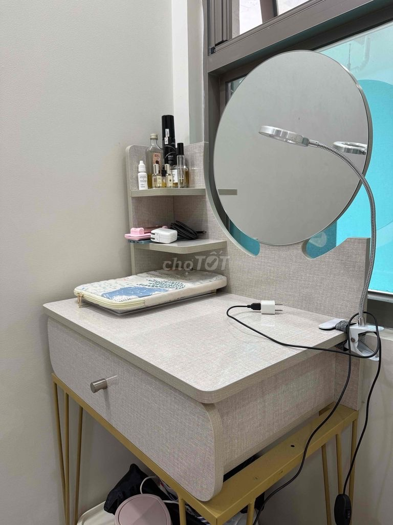 Bàn trang điểm có gương kèm ghế