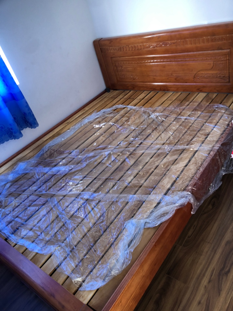 Giường gỗ cao cấp loại lớn, còn mới, giá tốt