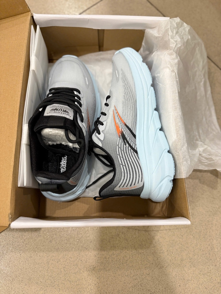 Giày thể thao nữ - size 38 (mới)