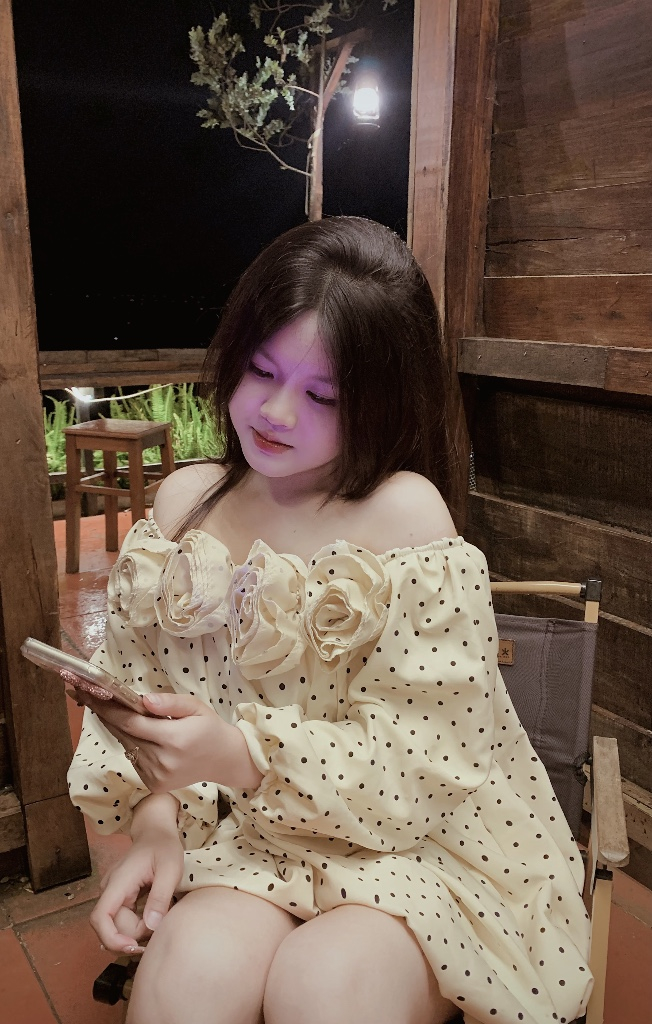 Váy babydoll trễ vai họa tiết chấm bi