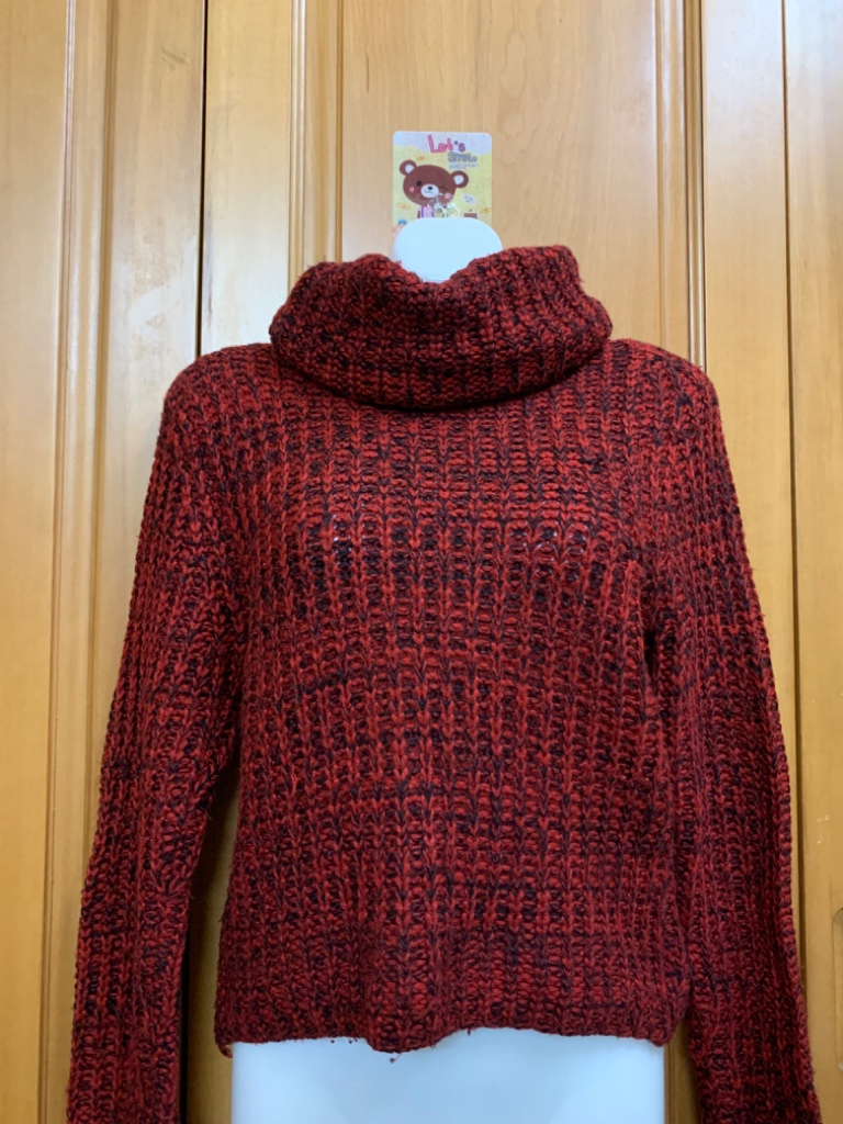 Áo len cổ lọ đỏ độc đáo, phong cách retro