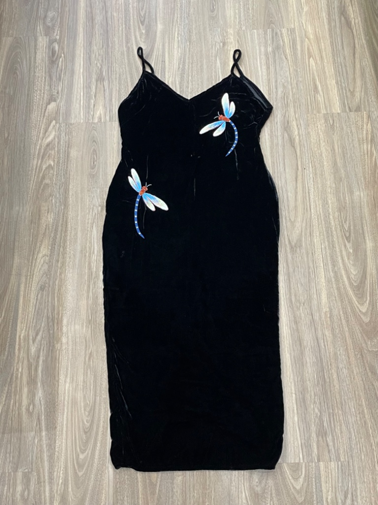 Đầm nhung thời trang đen phối họa tiết bướm xinh xắn