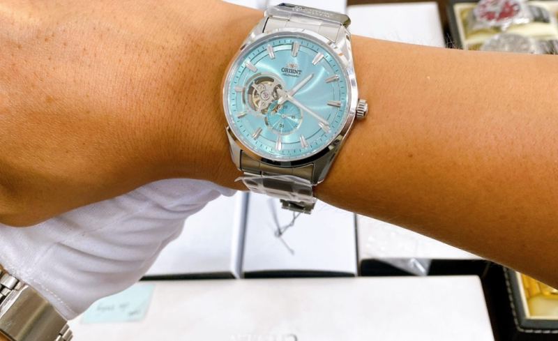 Đồng hồ dây kim loại màu xanh dương cao cấp - Thời trang & sang trọng