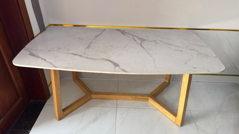 Bàn trà mặt đá marble sang trọng, chân gỗ chắc chắn