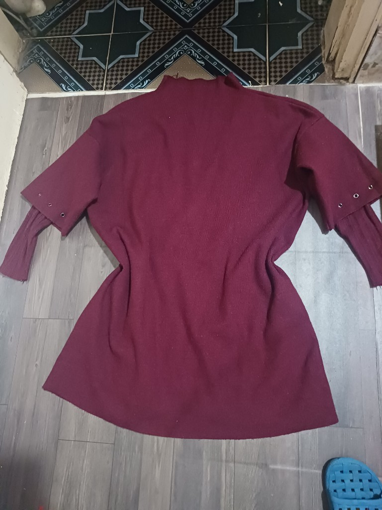 Chân váy nữ dáng dài, màu đỏ đậm, phong cách thời trang thanh lịch