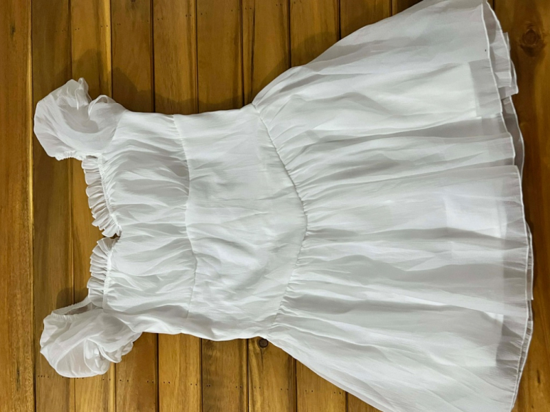 Váy đầm trắng xinh xắn, dễ thương