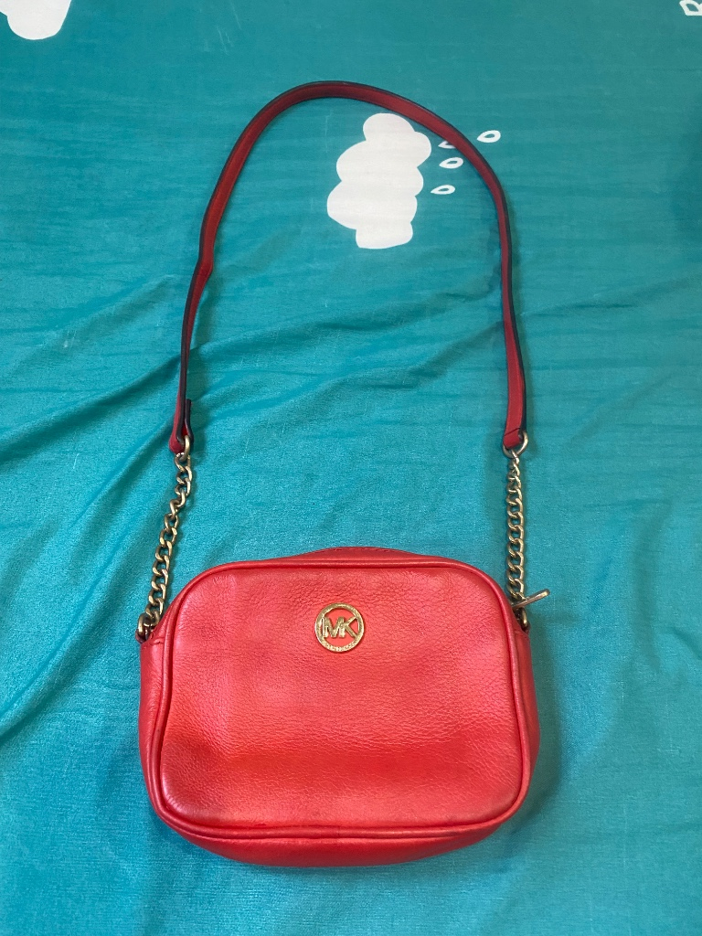 Túi MK auth, màu đỏ tươi đẹp lắm, mua mới gần 3triệu, mình xài rồi nên sale.Size 19cm vừa dt, phù hợp đi chơi dạo phố