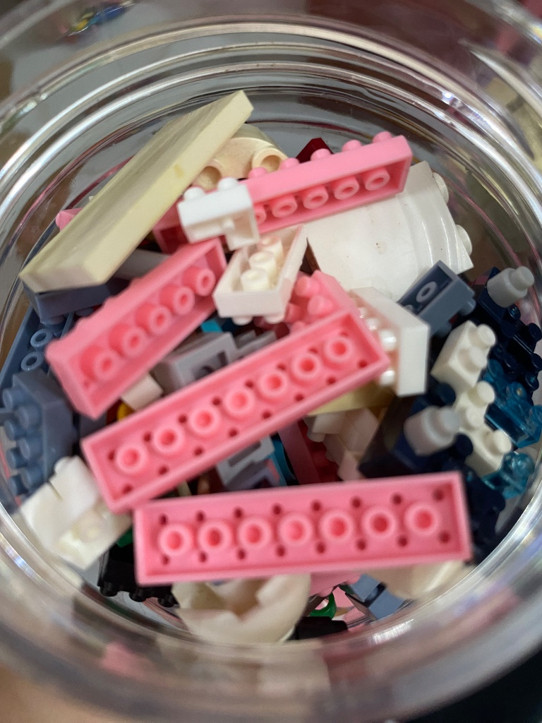 Bộ Lego nhỏ xinh, nhiều màu sắc, phù hợp chơi trẻ em