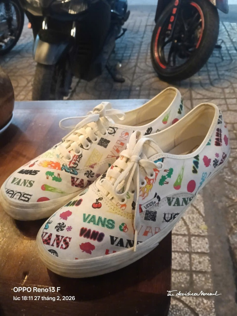 Giày Vans in họa tiết đa dạng, phong cách trẻ trung.