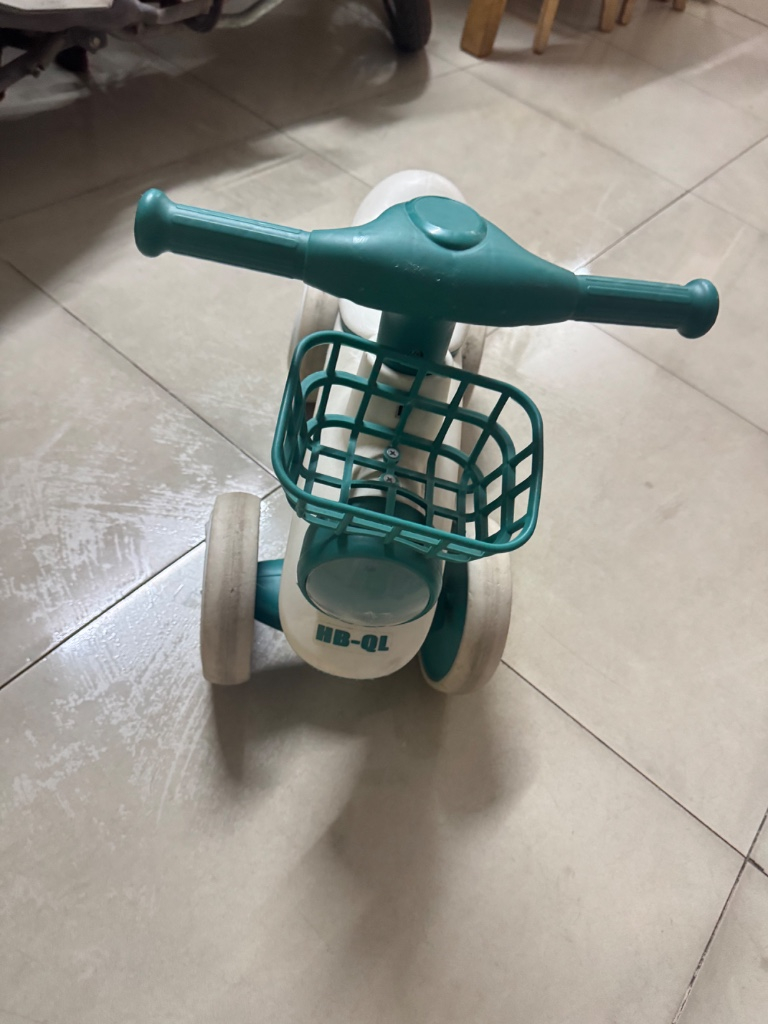 Xe chòi chân em bé ,đẹp, dễ thương