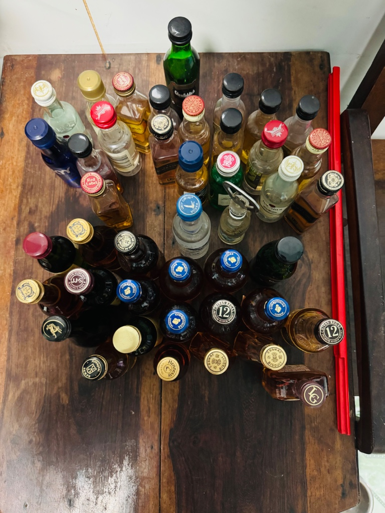 Bộ rượu mini đa dạng mẫu mã, phù hợp để sưu tầm hoặc làm quà