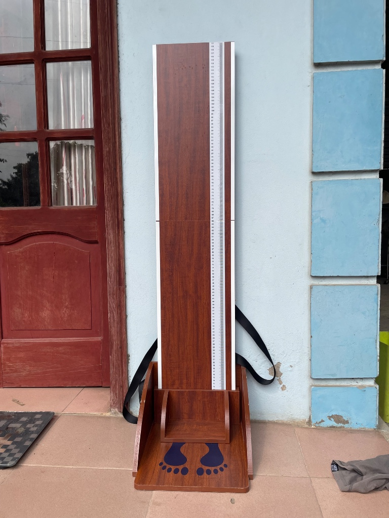 Thước gỗ đo chiều cao cho học sinh