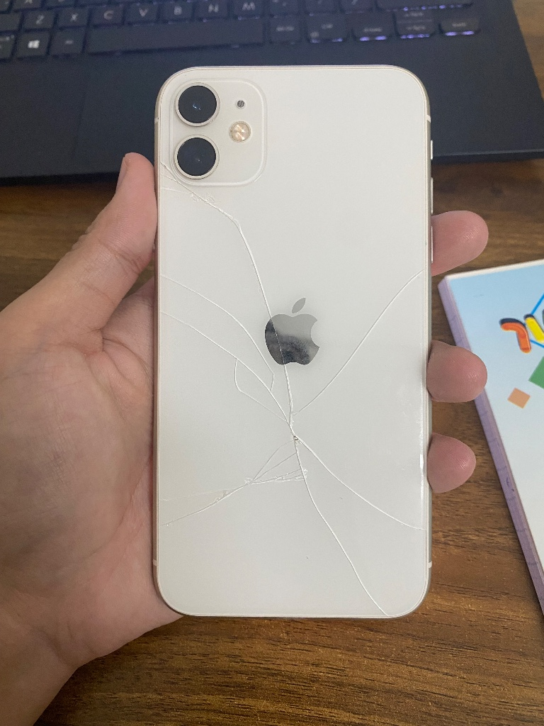 Ip 11 lock 64gb pin new còn cell vỏ nứt màn như hình ko vấn đề gì còn lại full cn