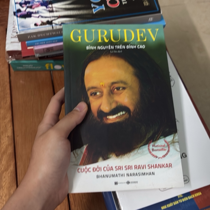 Sách 'GURUDEV' - Cuộc Đời Của Sư Sri Sri Ravi Shankar