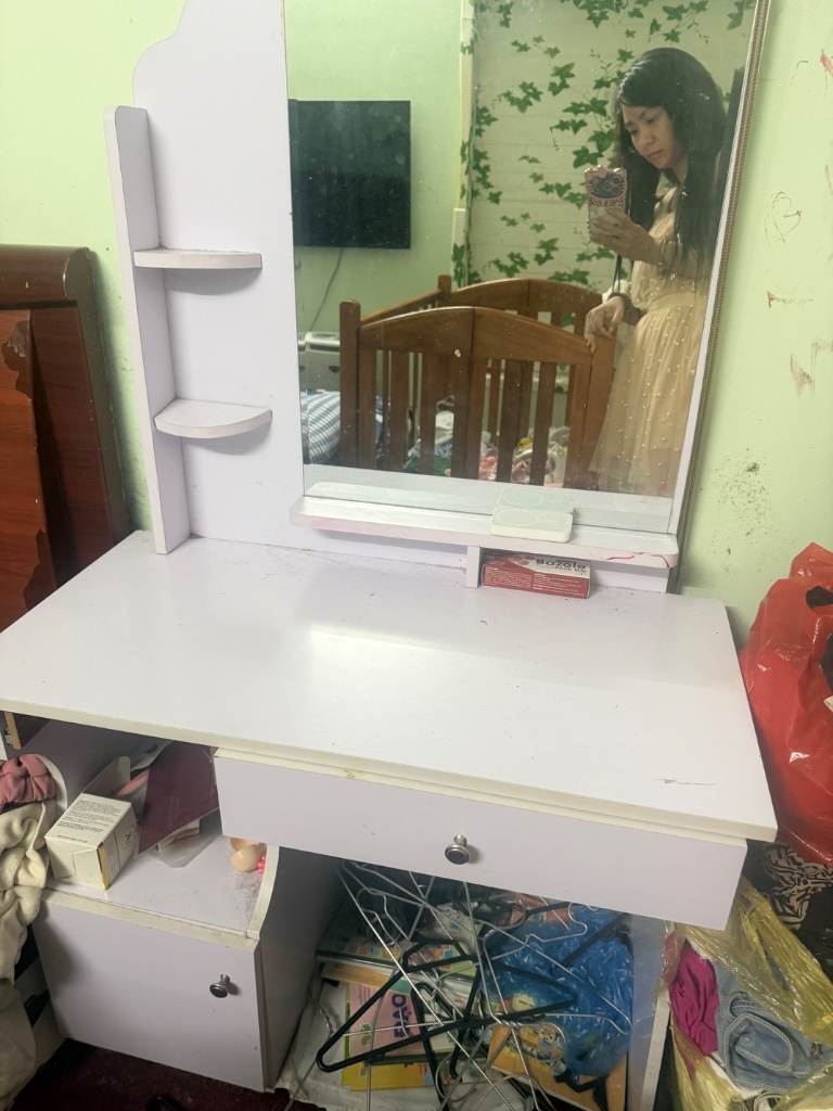 Bàn trang điểm nhỏ gọn, dễ thương