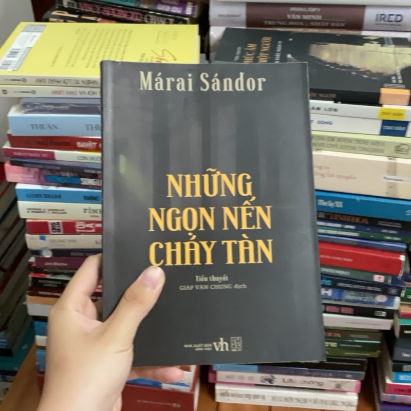 Sách: Những Ngọn Nến Cháy Tàn - Tác phẩm của Márai Sándor