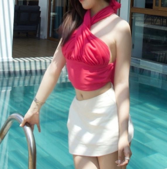 Áo crop top màu hồng nổi bật, phong cách thời trang trẻ trung