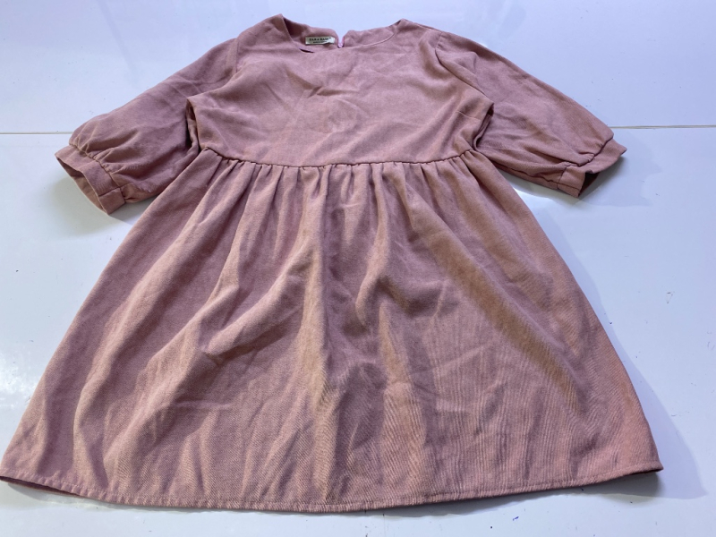 Đầm baby doll xinh xắn, màu hồng nhạt.