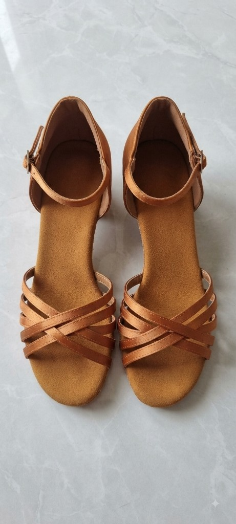 Giày sandal nữ thời trang, mới đẹp dùng để tập nhảy . Ai có ngu cầu ib mình nhé.