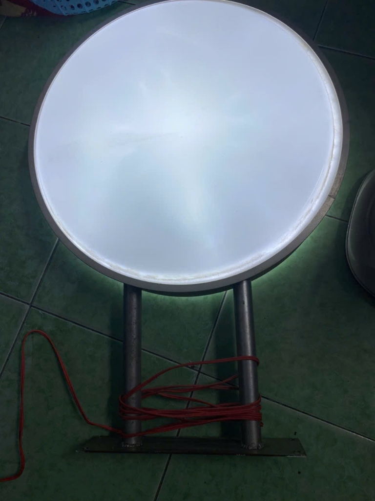Bàn tròn LED sáng lung linh, phong cách hiện đại