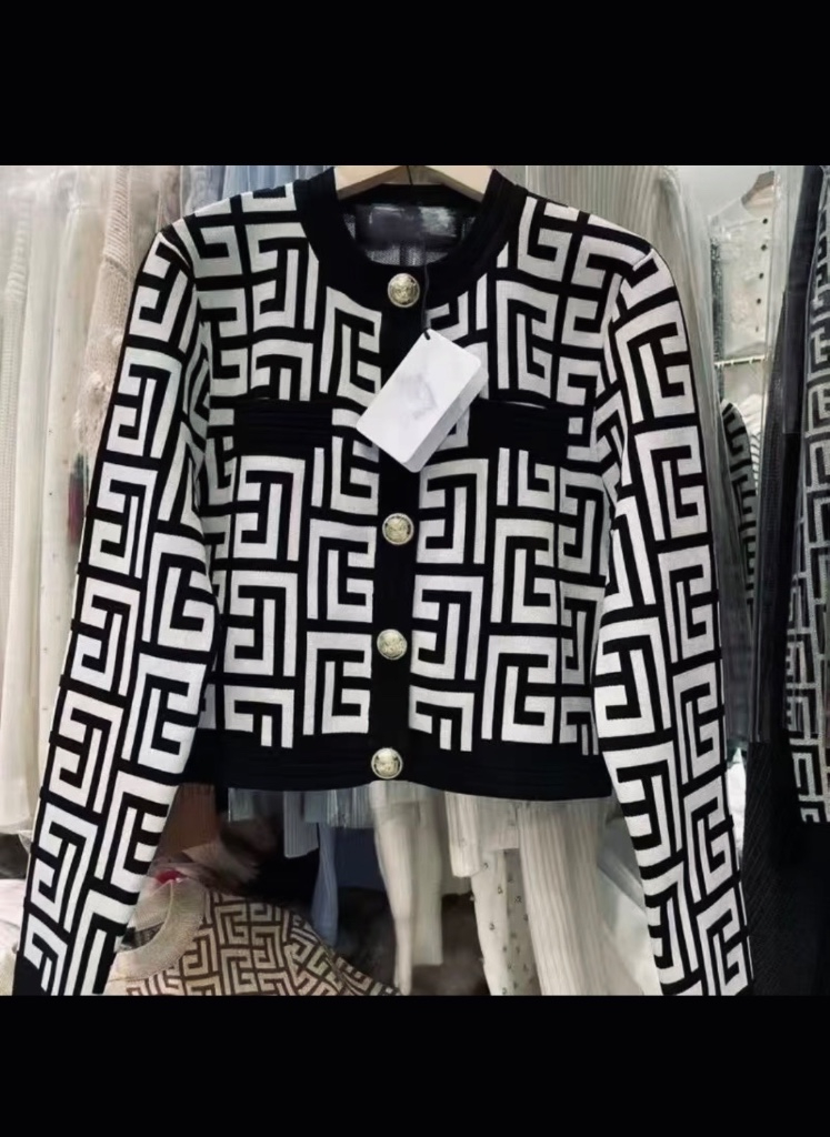 Chọn lựa thời trang đẳng cấp với bộ suit đen trắng họa tiết độc đáo
