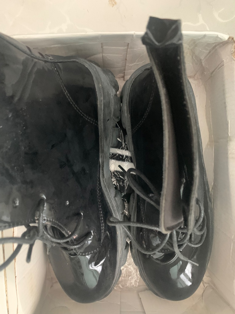 Giày boot đen 70k size 40