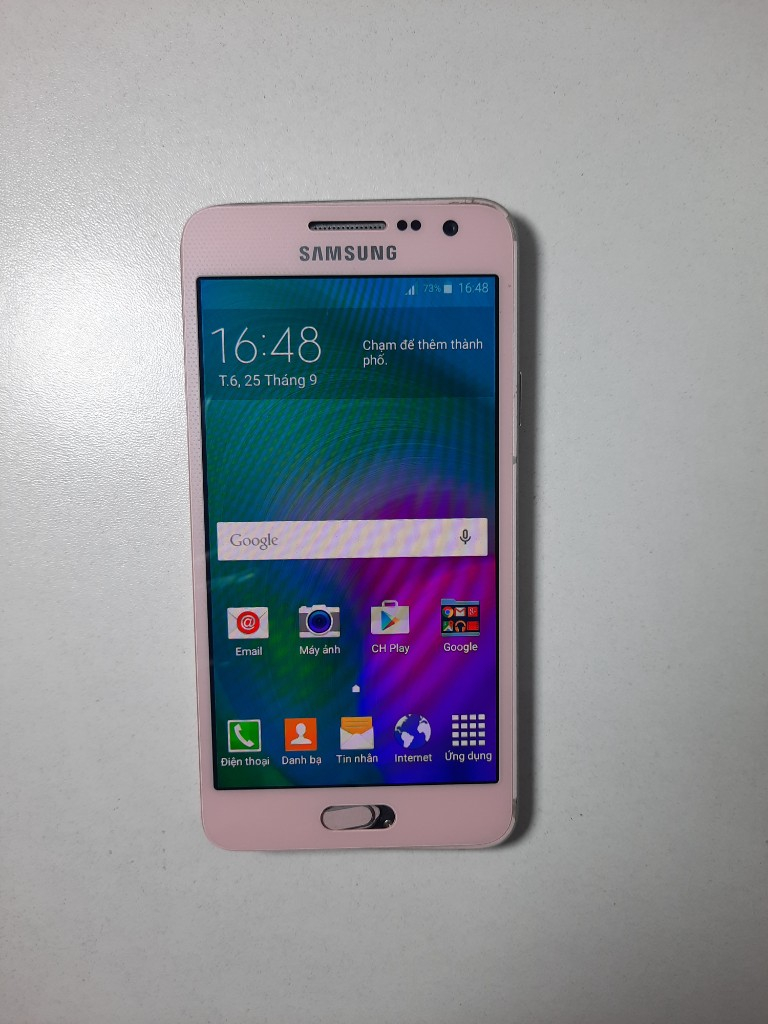 Samsung Galaxy A3 (2015) màu hồng kèm dây sạc nguyên gốc theo máy.